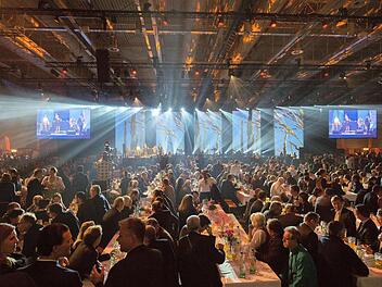 Die Event-Location "City Cube Berlin" war mit 8000 Gästen beim BayWa-Empfang auf der Grünen Woche hervorragend besucht. Die Himmelkroner Frankenfarm sorgte für die Bewirtung. Fotos: Werner Reißaus