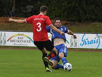 Einsatz und Geduld werden belohnt: Münnerstadts Spielführer Simon Snaschel (blaues Trikot) schoss seine Farben zum Lastminute-Sieg gegen den TSV/DJK Wiesentheid. Foto: Hopf