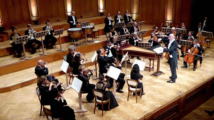 Gerd Schaller und Mitglieder des Leipziger Gewandhausorchesters.  Foto: Thomas Ahnert