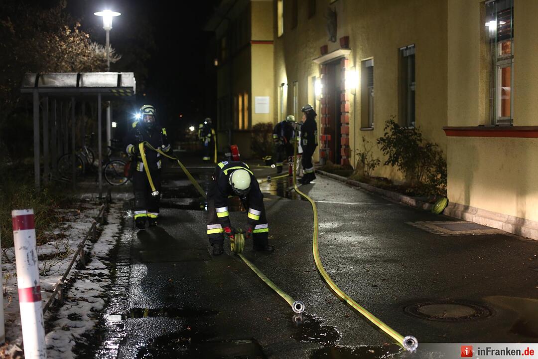 Bett fing im Klinikum Feuer - Großeinsatz der Rettungskräfte in Nürnberg-Nord