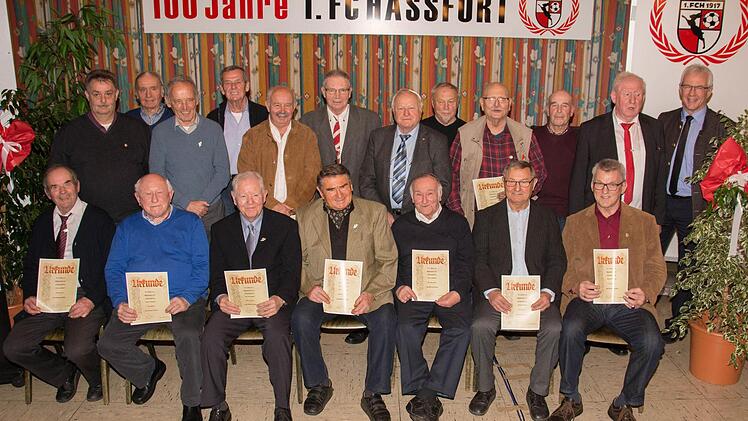 Der 1. FC Haßfurt ist stolz auf seine treuen Mitglieder. Das Bild zeigt die Männer, die für ihre 50- und 60-jährige Mitgliedschaft geehrt wurden mit Bürgermeister Günther Werner (hinten rechts) und dem Vorsitzenden Manfred Stühler (hinten, Zweiter von rechts). Foto: Ulrike Langer
