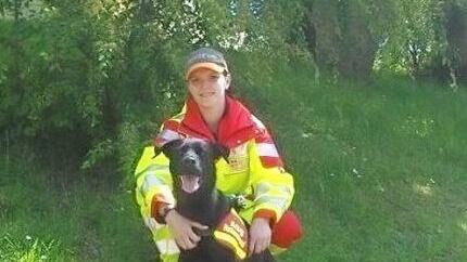Diesem Rettungshundeteam verdankt die 86-jährige Frau ihr Leben: Rettungshündin Taiga mit Frauchen Nena Freund. Foto: privat