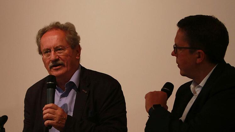 "Die Alternative oder: Macht endlich Politik!": Christian Ude stellte sein neues Buch in Coburg vor. Rechts: Moderator Thomas Apfel. Foto: Jochen Berger