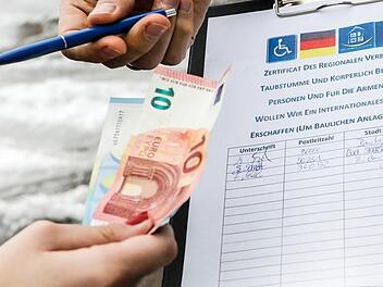 Immer wieder fallen Spender auf die "Klemmbrettmasche" rein. Aktuell versucht eine Gruppe von Betrügern in Bamberg ihr Glück. Foto: Matthias Hoch