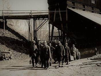 30. März 1968: Die letzte Schicht in der Stockheimer Katharinazeche ist beendet, das einzige Steinkohlenbergwerk Bayerns damit Geschichte. Die Knappen verlassen die Katharinaschachtanlage. Im Hintergrund sind Kohlenbunker und Hängebank zu sehen.Gerd Fleischmann