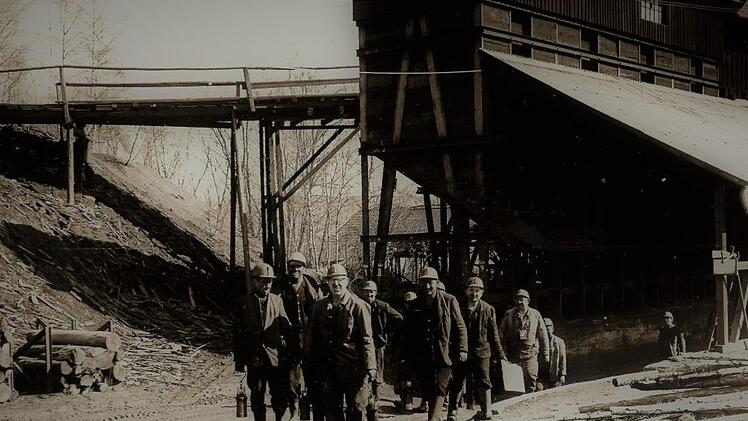 30. März 1968: Die letzte Schicht in der Stockheimer Katharinazeche ist beendet, das einzige Steinkohlenbergwerk Bayerns damit Geschichte. Die Knappen verlassen die Katharinaschachtanlage. Im Hintergrund sind Kohlenbunker und Hängebank zu sehen.Gerd Fleischmann