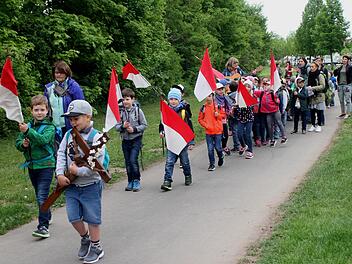 Kreuz- und Fahnenträger führten die Eltmanner Kinderwallfahrt nach Maria Limbach an. Foto: Günther Geiling