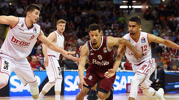 Der &uuml;berragende Jared Cunningham (mit Ball) l&auml;sst Luka Mitrovic (l.) und Maodo Lo stehen und zieht ungehindert zum Korb. Fotos: Daniel L&ouml;b/dpa