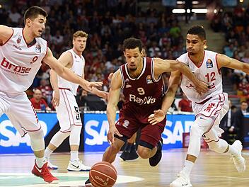 Der überragende Jared Cunningham (mit Ball) lässt Luka Mitrovic (l.) und Maodo Lo stehen und zieht ungehindert zum Korb. Fotos: Daniel Löb/dpa