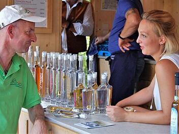 Zeit für Fachgespräche fanden Thorn Plöger, Geschäftsführer der Rhön GmbH, und die Wartmannsrother Edelbrandsommelière Franziska Bischof, "Brennerin des Jahres 2018".Sigismund von Dobschütz