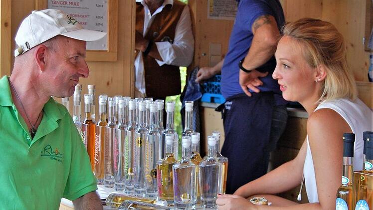 Zeit für Fachgespräche fanden Thorn Plöger, Geschäftsführer der Rhön GmbH, und die Wartmannsrother Edelbrandsommelière Franziska Bischof, "Brennerin des Jahres 2018".Sigismund von Dobschütz