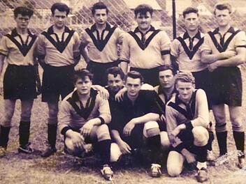 Die Erste Fu&szlig;ballmannschaft des VFL 1959 hinten von links: Werner Mirschberger, Stefan Grau, Aum&uuml;ller, Anton Dennerlein, Erwin Leuker und Rudi Stein sowie vorne von links Paul Buchl, Ewald Zametzer, Horst Weiskopf, Alfons Sp&ouml;rl und Eduard Stirnwei&szlig;. Foto: privat