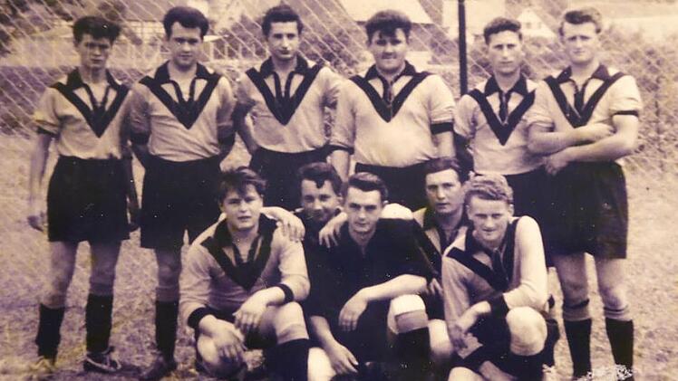 Die Erste Fu&szlig;ballmannschaft des VFL 1959 hinten von links: Werner Mirschberger, Stefan Grau, Aum&uuml;ller, Anton Dennerlein, Erwin Leuker und Rudi Stein sowie vorne von links Paul Buchl, Ewald Zametzer, Horst Weiskopf, Alfons Sp&ouml;rl und Eduard Stirnwei&szlig;. Foto: privat