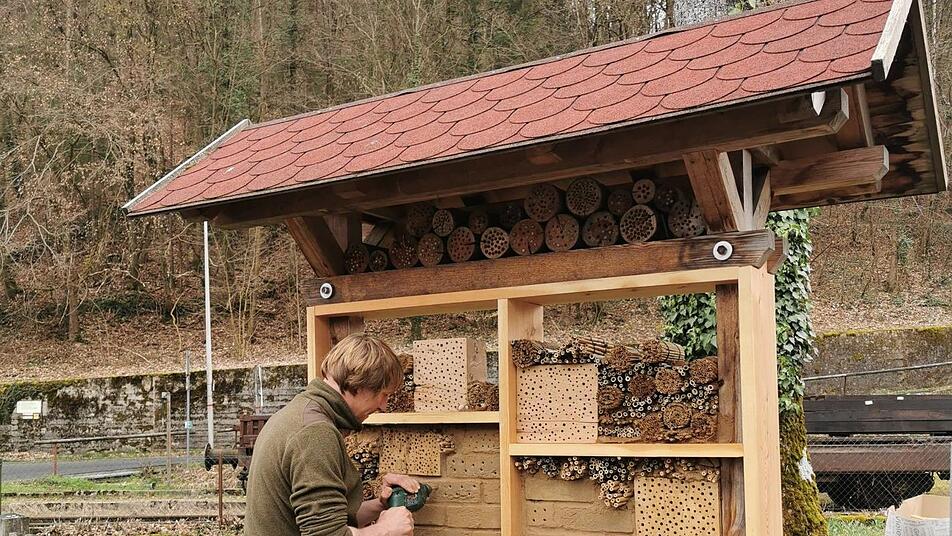 Der Naturpark-Ranger Martin Kreisel bohrt verschieden gro&szlig;e L&ouml;cher in die Lehmziegel. So haben unterschiedlich gro&szlig;e Bienen Platz f&uuml;r ihre Nester.  Foto: Melanie Chist&eacute;