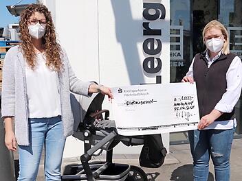 Theresa Lunz (links), Vorsitzende des Eltern-Kind-Vereins Adelsdorf, freut sich über die Spende von Edeka Degen, rechts Anna Degen, Mitglied der Geschäftsleitung.