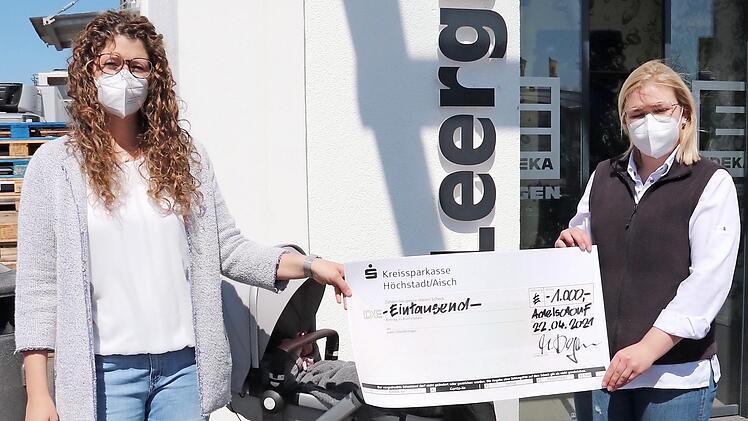 Theresa Lunz (links), Vorsitzende des Eltern-Kind-Vereins Adelsdorf, freut sich über die Spende von Edeka Degen, rechts Anna Degen, Mitglied der Geschäftsleitung.