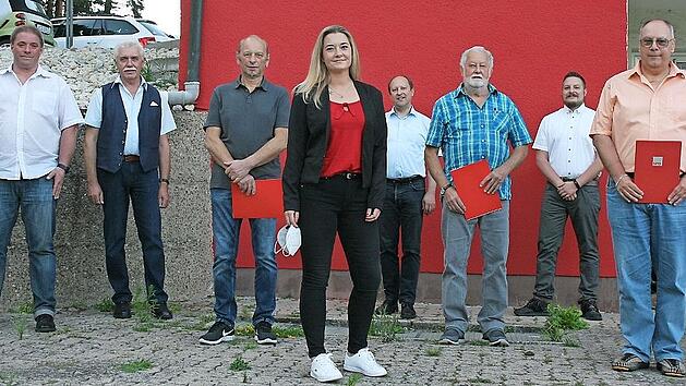Der SPD-Ortsverein Geh&uuml;lz hat gew&auml;hlt und treue Mitglieder geehrt. Mit im Bild auch Bundestagskandidatin Ramona Brehm (vorne, Mitte) und Stadtverbandsvorsitzender Ralf V&ouml;lkl (F&uuml;nfter von links)