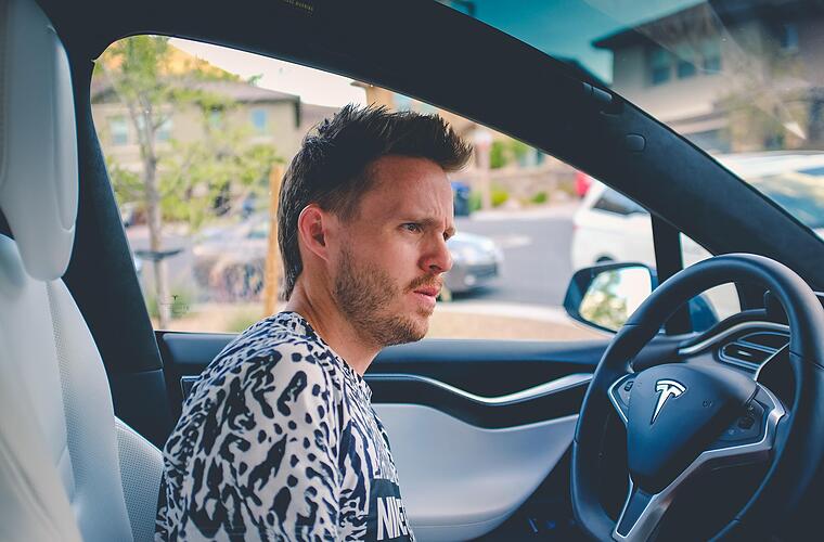 A70 bei Bamberg: Gefährliches Nickerchen: Mann lässt Tesla-Autopilot lenken - und ist nun seinen Lappen los