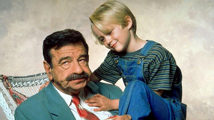 Zwei wie Pech und Schwefel. Mit seinen b&ouml;sen Streichen hat es Dennis vor allem auf seinen alten Nachbar George Wilson (Walter Matthau) abgesehen. Oscar-Preistr&auml;ger Matthau spielte "Dennis" (1993) eine seiner letzten Rollen, bevor er im Jahr 2000 mit 79 Jahren starb.