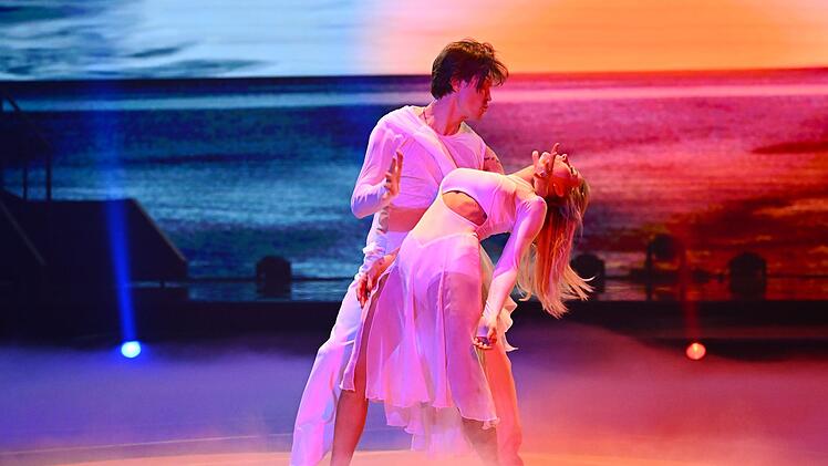 Normalerweise beeindruckt Anna-Carina Woitschack die Fans mit ihrer Schlagermusik. Doch bei der dritten Liveshow punktete sie auch mit ihrem Tanztalent.