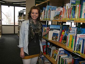 Mit gerade mal 23 Jahren kann MiriamSattler schon eine beachtliche Karriere vorweisen. Seit März leitet sie als Nachfolgerin von Heidi Siegl die Kulmbacher Stadtbücherei. Foto: Sonja Adam