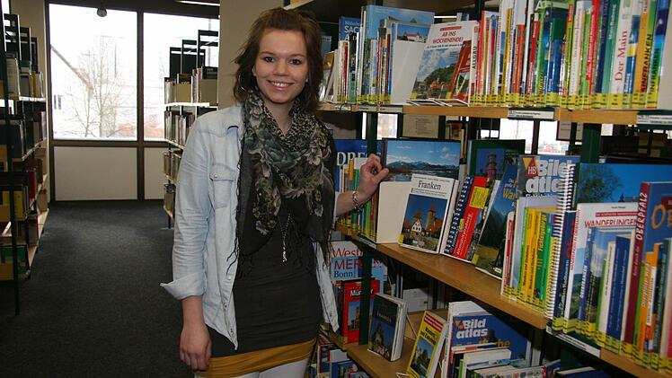 Mit gerade mal 23 Jahren kann MiriamSattler schon eine beachtliche Karriere vorweisen. Seit März leitet sie als Nachfolgerin von Heidi Siegl die Kulmbacher Stadtbücherei. Foto: Sonja Adam