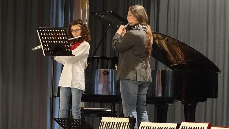 Tänze aus der Barockzeit gab es auf der Querflöte von Marie Popp und der Lehrkraft Janine Dillenkofer.