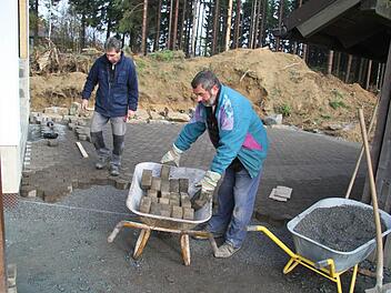 Wilfried Vogel und Josef Werner pflastern noch den Vorplatz der neuen Garage. Sobald die beiden Handwerker fertig sind, kann der neue Pistenbulli kommen - und bei Schneefall seine Dienste leisten. Foto: Sonja Adam