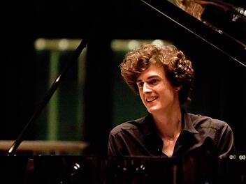 Leonhard Dering beeindruckte mit seinem Beethoven-Abend bei den Coburger "Musikfreunden" im HUK-Foyer. Foto: Jochen Berger