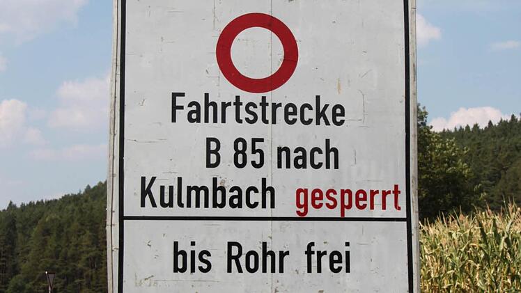 Dieses Schild stand am Montag noch bei Unterbrücklein. Die Fahrt Richtung Kulmbach ist aber möglich.