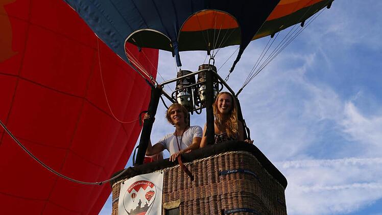 Für Daniel und Anne-Sofie ging es mit dem Heißluftballon nach oben. Foto: Franz Galster