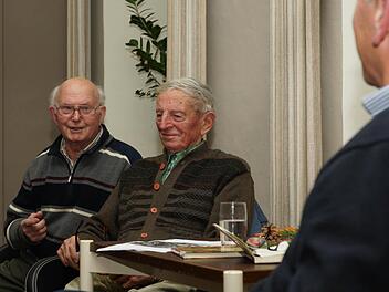 Georg Stein und Leo Kühnlein erzählen im Gespräch mit Ernst Stross (rechts) aus ihrem Leben. Foto: Arkadius Guzy