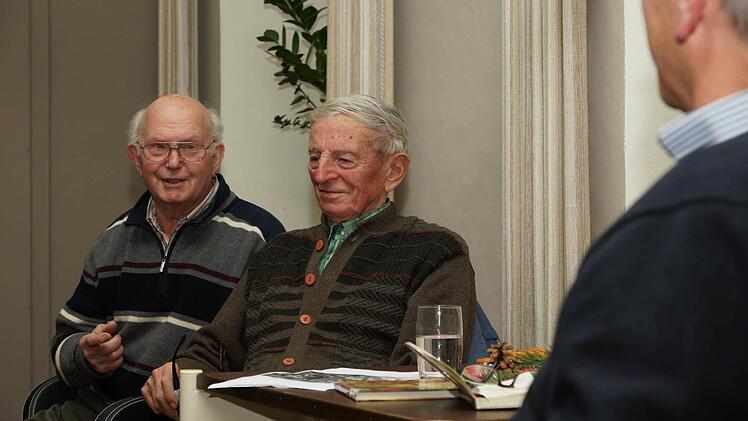 Georg Stein und Leo Kühnlein erzählen im Gespräch mit Ernst Stross (rechts) aus ihrem Leben. Foto: Arkadius Guzy