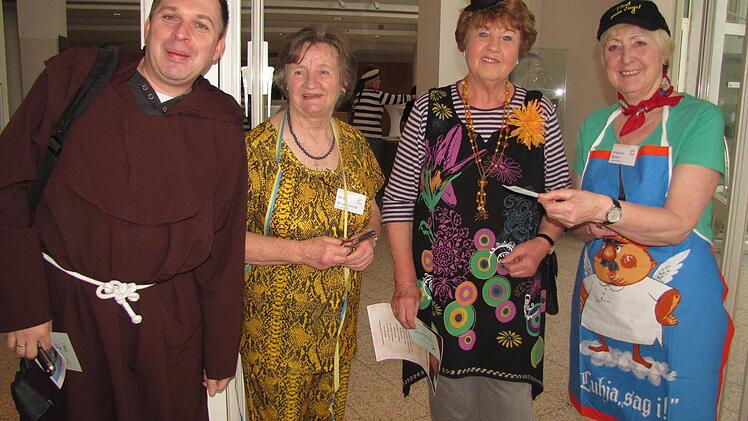 Ein närrisches Team mit Carsten Höllein (links) sowie Heide Braunschmidt und Angelika Beilein begrüßte die Gäste am Eingang.