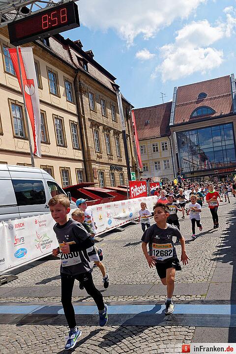 Weltkulturerbelauf 2017 in Bamberg: Der Zieleinlauf am Maxplatz