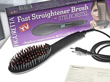 Eine Haar-Glättbürste in einer Ausstellung von beschlagnahmten Elektrogeräten bei der Bundesnetzagentur in Bonn. Der Griff der Bürste kann über 120 Grad heiß werden. Foto: Henning Kaiser, dpa