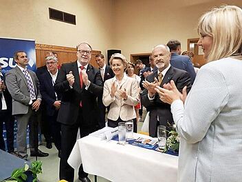 Klatschen zum Coburger Marsch (von links): Hans Michelbach, Ursula von der Leyen, J&uuml;rgen W. Heike und Birgitt Weber. Foto: Rainer Lutz