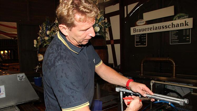 Wolfgang Müller sorgt dafür, dass das Festbier hygienisch einwandfrei vom Tank zum Krug kommt.  Foto: Andreas Schmitt