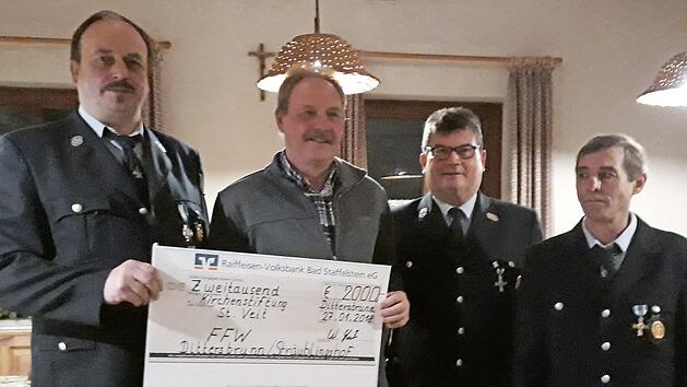 Feuerwehr-Vereinsvorsitzender Winfried Lieb (von links) &uuml;bergab Kirchenpfleger Bernahrd Engert den Scheck zusammen mit KommandantStefan Batz und 2. Vorsitzender Albin Gunzelmann Foto: Martina Drossel
