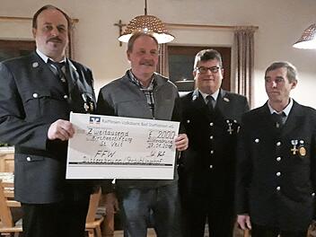 Feuerwehr-Vereinsvorsitzender Winfried Lieb (von links) übergab Kirchenpfleger Bernahrd Engert den Scheck zusammen mit KommandantStefan Batz und 2. Vorsitzender Albin Gunzelmann Foto: Martina Drossel