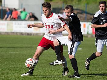 Mit dem Sieg am vergangenen Wochenende gegen Ludwigsstadt schöpft Dominik Müller mit dem TSV Steinberg (schwarzes Trikot) wieder Hoffnung vor dem Kellerduell gegen den FC Kronach am Samstag. Andreas Fehn (weißes Trikot) muss mit dem TSV Ludwigsstadt beim Tabellenführer Kleintettau ran.  Foto: Heinrich Weiß