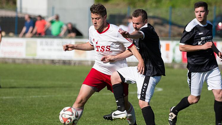 Mit dem Sieg am vergangenen Wochenende gegen Ludwigsstadt schöpft Dominik Müller mit dem TSV Steinberg (schwarzes Trikot) wieder Hoffnung vor dem Kellerduell gegen den FC Kronach am Samstag. Andreas Fehn (weißes Trikot) muss mit dem TSV Ludwigsstadt beim Tabellenführer Kleintettau ran.  Foto: Heinrich Weiß
