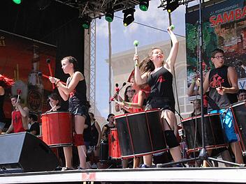 Samba-Festival 2018 in Coburg: Die Gruppe Como Vento aus Altenburg lieferte am Samstagnachmittag eine tolle Show auf der Hauptbühne am Schlossplatz.Foto: Oliver Schmidt
