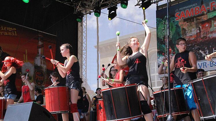 Samba-Festival 2018 in Coburg: Die Gruppe Como Vento aus Altenburg lieferte am Samstagnachmittag eine tolle Show auf der Hauptbühne am Schlossplatz.Foto: Oliver Schmidt