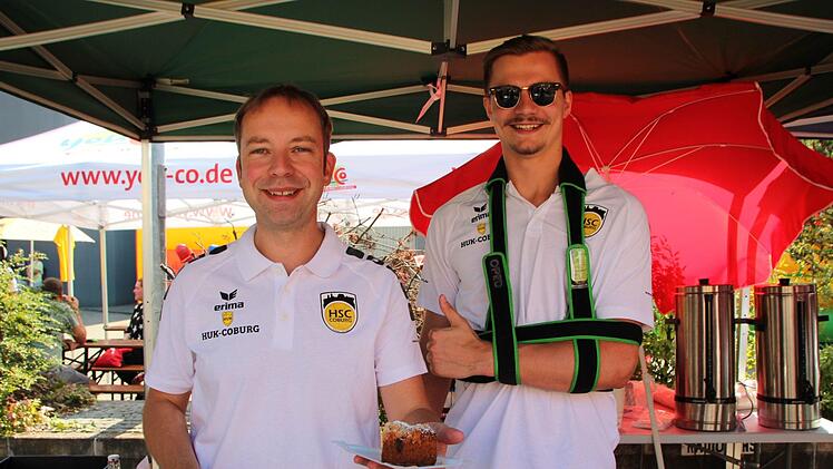 HSC-Trainer Jan Gorr (links) verkaufte Kuchen, den die Spieler (oder die Spielerfrauen!) gebacken hatten. Rechts der verletzte Jakob Knauer.