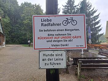 "Bitte nehmen Sie Rücksicht": Bierkeller stellt extra Schild für Radfahrer auf "Bitte nehmen Sie Rücksicht": Bierkeller stellt extra Schild für Radfahrer auf