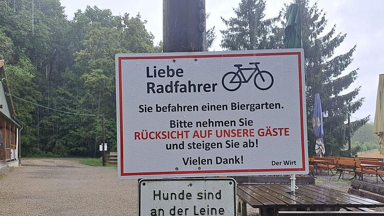 "Bitte nehmen Sie Rücksicht": Bierkeller stellt extra Schild für Radfahrer auf