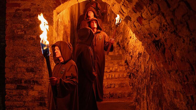 Aus Tradition: Die Mitglieder des Apfelbrenner-Bundes Franz Heindl (Edi J&auml;ger, von unten nach oben), Sepp Huber (Tom Hanslmaier) und Robert K&auml;fer (Werner Wultsch) stellen Apfel-Edelbrand nach einem geheimen mittelalterlichen Rezept her. Dazu geh&ouml;ren auch bestimmte alte Rituale.