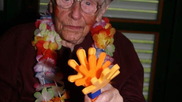 Ursula Schmidt (91) ist beim Fasching natürlich mit von der Partie, denn sie hat ihr ganzes Leben lang immer gerne Fasching gefeiert - früher in Ludwigsstadt, dann hat sie die Kostüme für die Rugendorfer Gymnastikdamen genäht. Sogar ein Klatschgerät hat sie sich mitgebracht