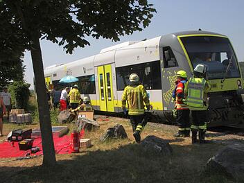 Fieberhaft kämpfen die Einsatzkräfte um das Leben des Unfallopfers. Foto: Josef Hofbauer